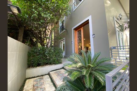 Casa à venda com 486m², 6 quartos e 5 vagas Casa à venda com 486m², 6 quartos e 5 vagasEntrada