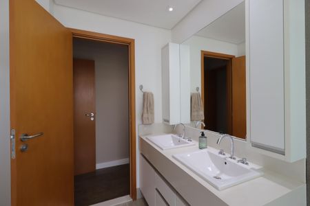 Apartamento à venda com 181m², 4 quartos e 4 vagasBanheiro da Suíte 2