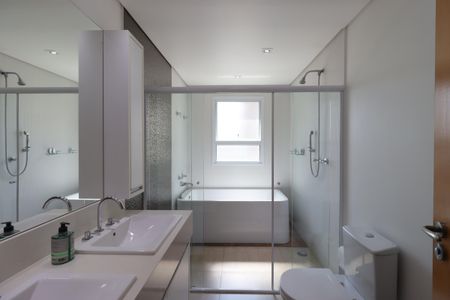 Apartamento à venda com 181m², 4 quartos e 4 vagasBanheiro da Suíte 2