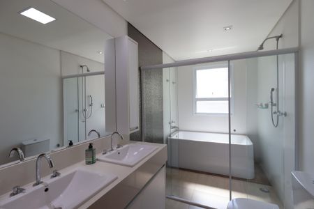 Apartamento à venda com 181m², 4 quartos e 4 vagasBanheiro da Suíte 2