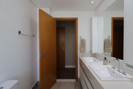 Apartamento à venda com 181m², 4 quartos e 4 vagasBanheiro da Suíte 2