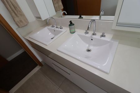 Apartamento à venda com 181m², 4 quartos e 4 vagasBanheiro da Suíte 2