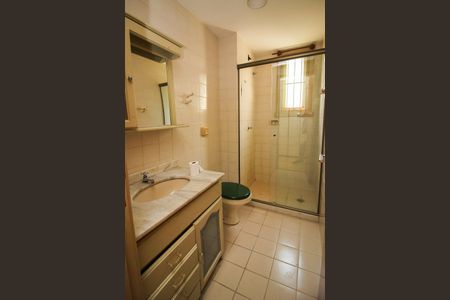 Banheiro de apartamento à venda com 1 quarto, 48m² em Santo Antônio, Porto Alegre