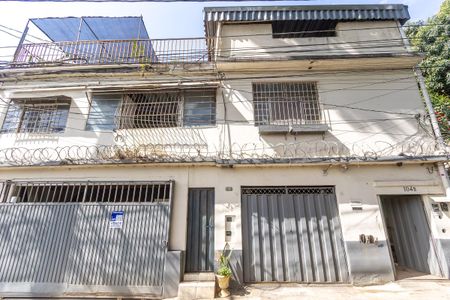 Casa à venda com 250m², 8 quartos e 4 vagas Casa à venda com 250m², 8 quartos e 4 vagasFachada