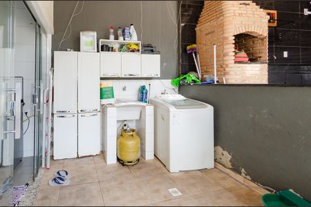 Casa à venda com 600m², 8 quartos e 3 vagasCasa 1 - Área de serviço