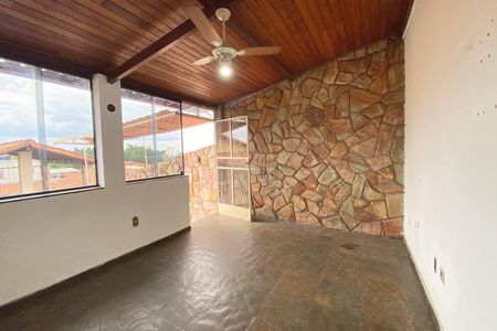 Casa para alugar com 382m², 4 quartos e 4 vagasEdícula - Sala