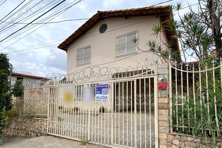 Casa para alugar com 382m², 4 quartos e 4 vagasFachada