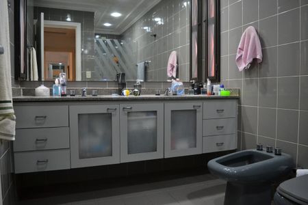 Apartamento à venda com 154m², 4 quartos e 2 vagasBanheiro da suíte