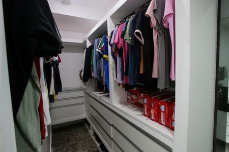Casa de condomínio à venda com 450m², 3 quartos e 2 vagasCloset