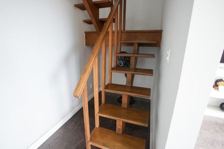 Casa de condomínio à venda com 450m², 3 quartos e 2 vagasEscada