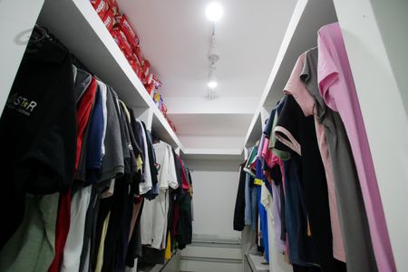 Casa de condomínio à venda com 450m², 3 quartos e 2 vagasCloset
