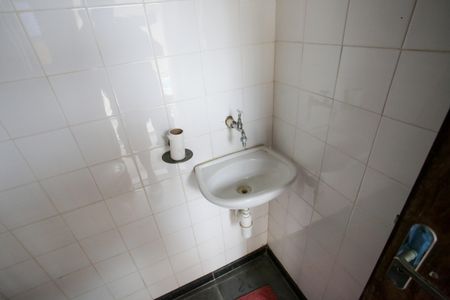 Casa de condomínio à venda com 450m², 3 quartos e 2 vagasBanheiro de Serviço