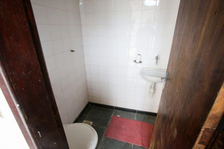 Casa de condomínio à venda com 450m², 3 quartos e 2 vagasBanheiro de Serviço