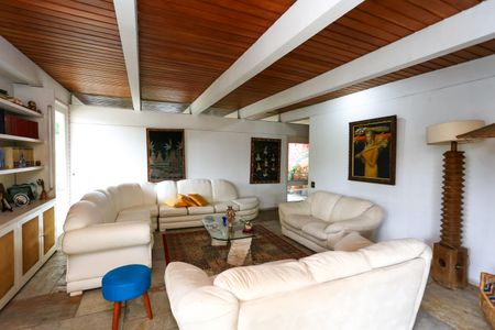 Casa à venda com 700m², 4 quartos e 6 vagas Casa à venda com 700m², 4 quartos e 6 vagasSala 1