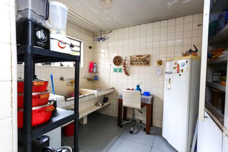 Casa à venda com 700m², 4 quartos e 6 vagas Casa à venda com 700m², 4 quartos e 6 vagasÁrea de Serviço