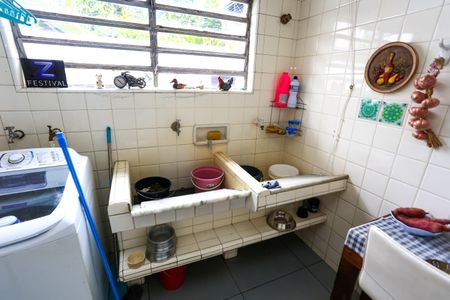 Casa à venda com 700m², 4 quartos e 6 vagas Casa à venda com 700m², 4 quartos e 6 vagasÁrea de Serviço