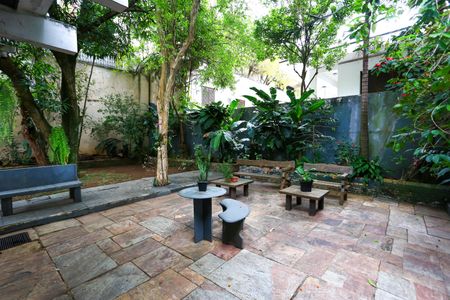 Casa à venda com 700m², 4 quartos e 6 vagas Casa à venda com 700m², 4 quartos e 6 vagasQuintal