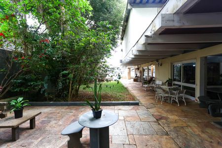 Casa à venda com 700m², 4 quartos e 6 vagas Casa à venda com 700m², 4 quartos e 6 vagasQuintal