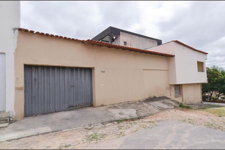 Casa à venda com 443m², 3 quartos e 3 vagasFachada