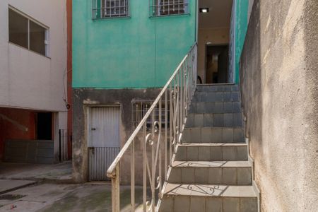 Casa para alugar com 125m², 3 quartos e sem vagaEscada de acesso quintal