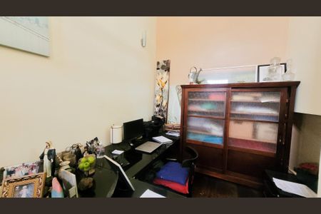 Casa de condomínio à venda com 257m², 4 quartos e 4 vagasEscritório