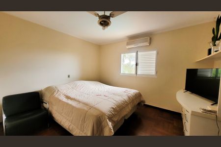 Casa de condomínio à venda com 257m², 4 quartos e 4 vagasSuíte