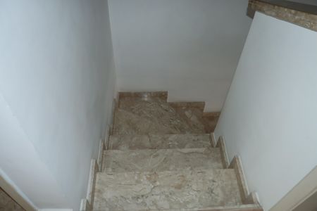 Casa de condomínio para alugar com 110m², 3 quartos e 2 vagasEscada