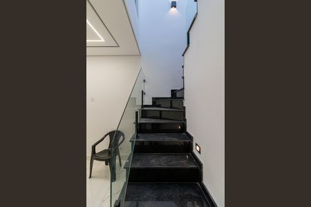 Casa à venda com 85m², 2 quartos e 2 vagasEscada