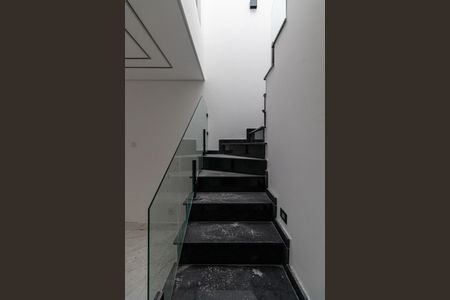 Escada de casa para alugar com 2 quartos, 85m² em Vila Granada, São Paulo