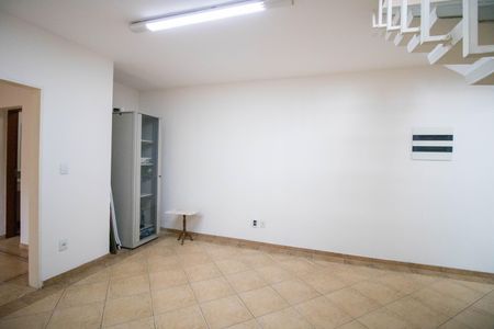 Casa à venda com 200m², 4 quartos e 3 vagas Casa à venda com 200m², 4 quartos e 3 vagasSala