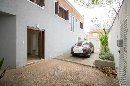 Casa à venda com 200m², 4 quartos e 3 vagas Casa à venda com 200m², 4 quartos e 3 vagasGaragem