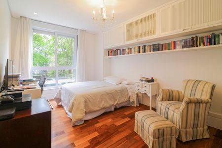 Apartamento à venda com 240m², 3 quartos e 2 vagasSuíte 1