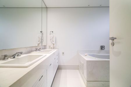 Apartamento à venda com 240m², 3 quartos e 2 vagasBanheiro da Suíte 3