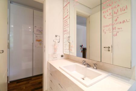 Apartamento à venda com 240m², 3 quartos e 2 vagasBanheiro da Suíte 1