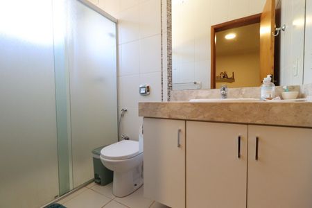 Casa de condomínio para alugar com 240m², 5 quartos e 2 vagasBanheiro da Suíte 3