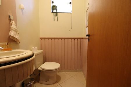 Casa de condomínio para alugar com 240m², 5 quartos e 2 vagasLavabo