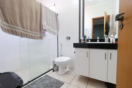 Casa de condomínio para alugar com 240m², 5 quartos e 2 vagasBanheiro da Suíte 2