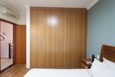 Casa de condomínio para alugar com 240m², 5 quartos e 2 vagasSuíte 2