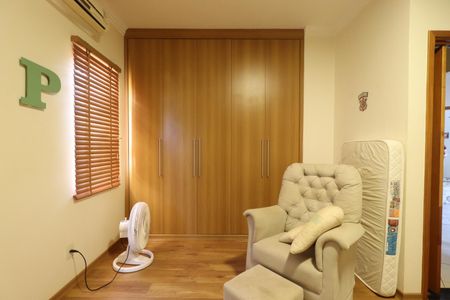 Casa de condomínio para alugar com 240m², 5 quartos e 2 vagasSuíte 3