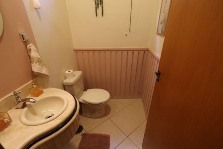 Casa de condomínio para alugar com 240m², 5 quartos e 2 vagasLavabo