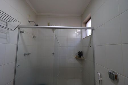 Casa de condomínio para alugar com 240m², 5 quartos e 2 vagasBanheiro da Suíte 1