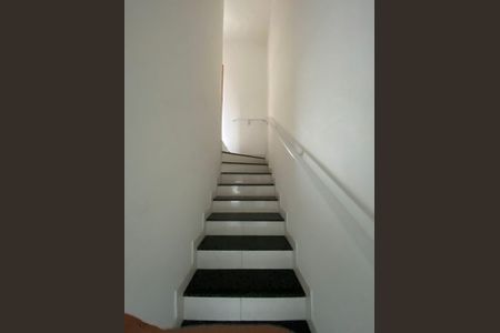 Escada de apartamento para alugar com 2 quartos, 55m² em Cidade Ocian, Praia Grande