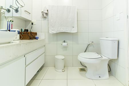 Apartamento à venda com 132m², 3 quartos e 2 vagas Apartamento à venda com 132m², 3 quartos e 2 vagasBanheiro da Suíte