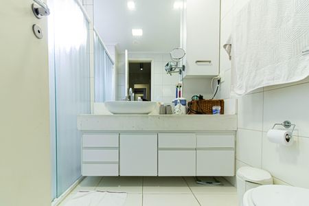 Apartamento à venda com 132m², 3 quartos e 2 vagas Apartamento à venda com 132m², 3 quartos e 2 vagasBanheiro da Suíte
