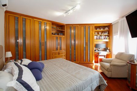 Casa à venda com 272m², 4 quartos e 5 vagasSuíte 1