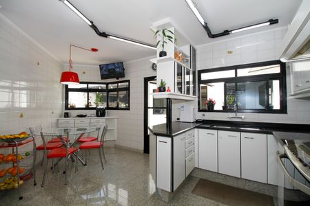 Casa à venda com 272m², 4 quartos e 5 vagasCozinha e Copa