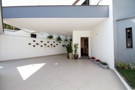 Casa à venda com 272m², 4 quartos e 5 vagasEntrada da Casa