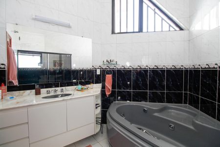 Casa à venda com 272m², 4 quartos e 5 vagasBanheiro da Suíte 1