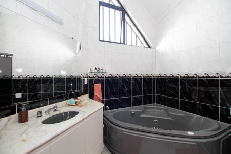 Casa à venda com 272m², 4 quartos e 5 vagasBanheiro da Suíte 1