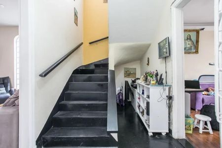 Casa de condomínio à venda com 238m², 6 quartos e 5 vagasEscada